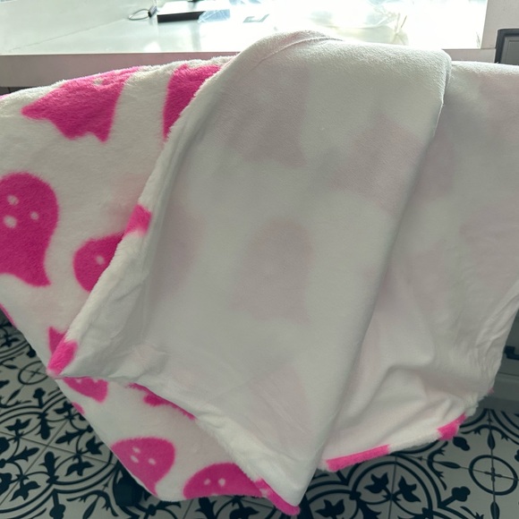 🔥 VIRAL 👻 TikTok 🔥 PINK Halloween Faux Fur Ghost 👻 Throw Blanket NWT - Picture 3 of 4